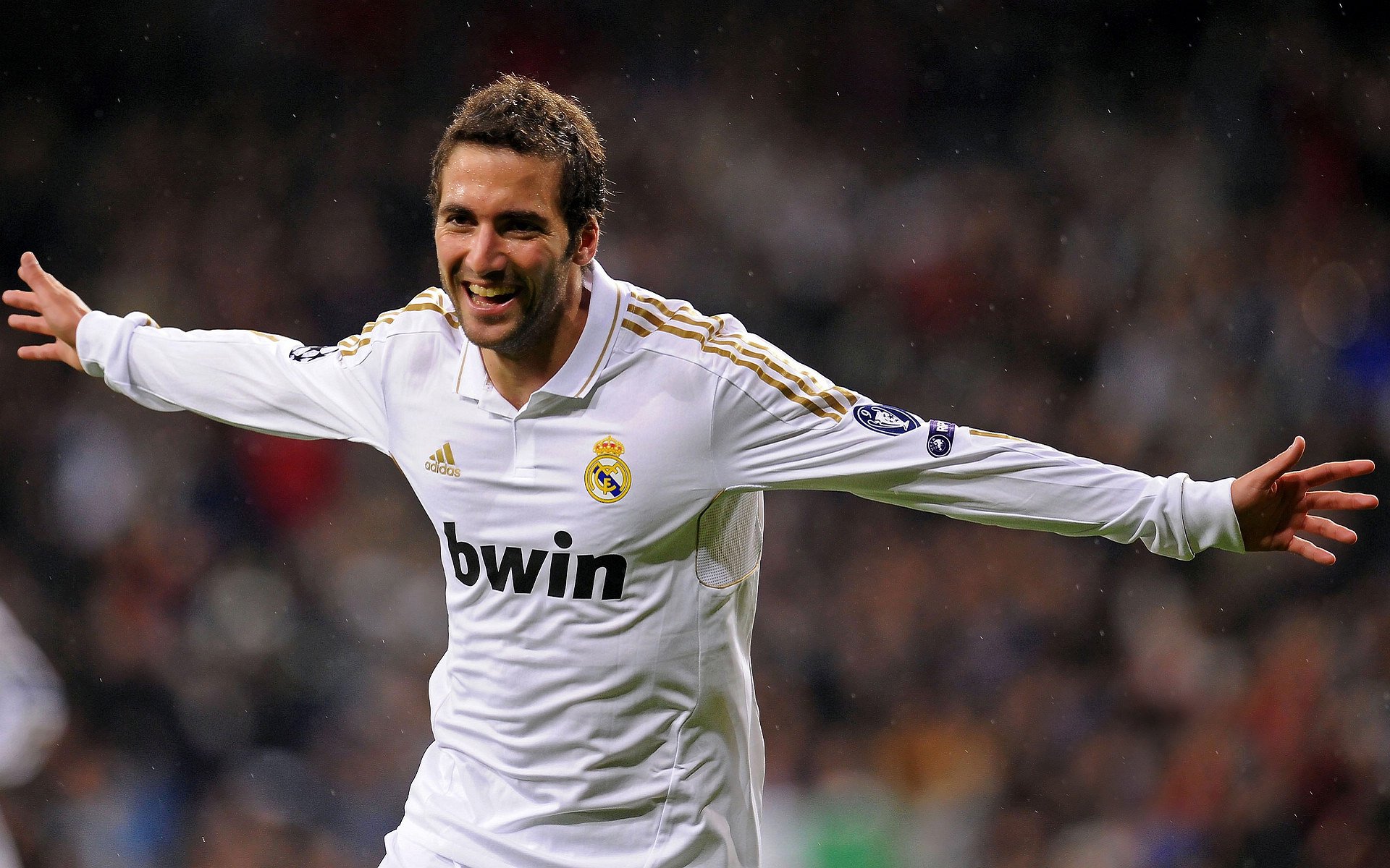 赛场上球员表现出色，展现才华和团队配合，球员们在赛场上展现