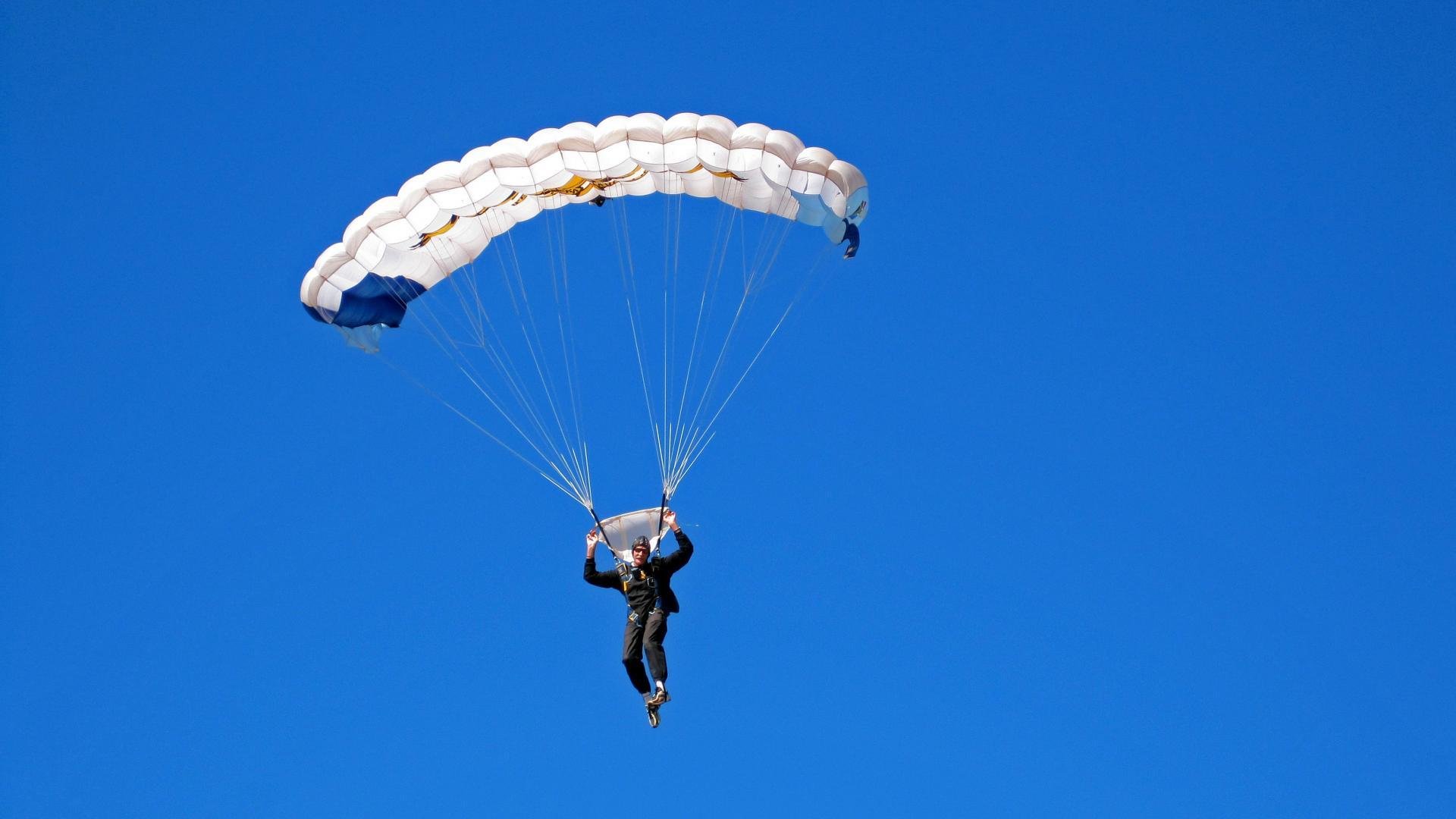 赛场默契：车手与队友完美配合的瞬间